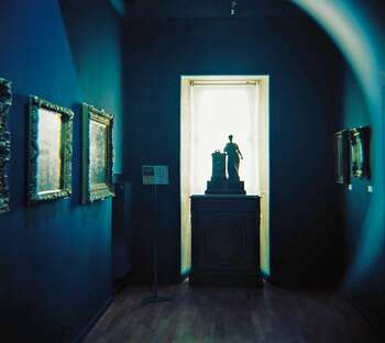 Tableau et sculpture dans un salon bleu