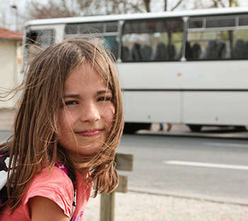Photo d'un enfant devant un bus