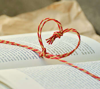 Photo d'un cœur sur un livre